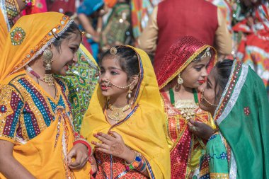 Pushkar, Hindistan - 16 Kasım 2018: Geleneksel Rajasthani kıyafeti giyen Hintli kızlar Pushkar, Rajasthan, Hindistan 'da Çöl Festivali' ne katıldılar