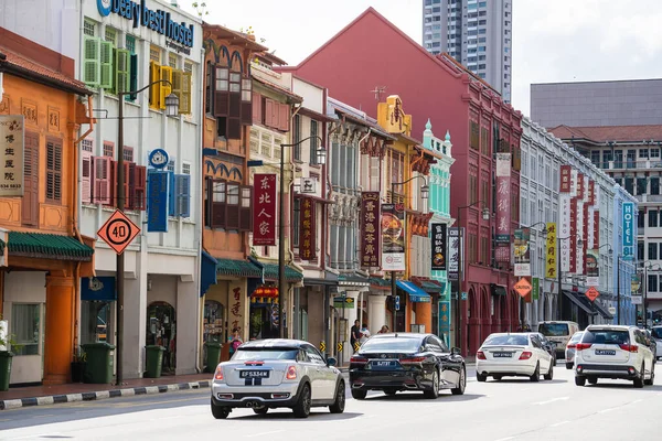 Singapur Singapur Luty 2020 Kolorowy Stary Budynek Samochody Pobliżu Drogi — Zdjęcie stockowe
