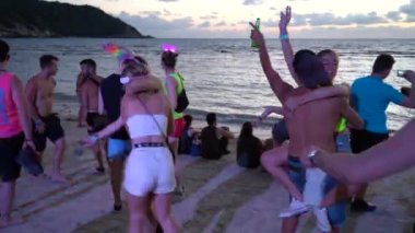 KOH PHANGAN, THAILAND - 21 Şubat 2019: Koh Phangan, Tayland 'da Dolunay partisinde dans eden kızlar ve erkekler. Bu, denize yakın kumsalda bedava girişi olan bedava bir parti.