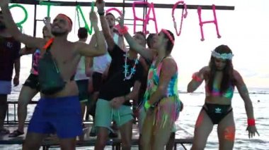 KOH PHANGAN, THAILAND - 21 Şubat 2019: Koh Phangan, Tayland 'da Dolunay partisinde dans eden kızlar ve erkekler. Bu, denize yakın kumsalda bedava girişi olan bedava bir parti.