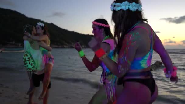Koh Phangan Thailand 2019年2月21日 男孩和女孩在泰国Koh Phangan岛的满月派对上跳舞 这是一个自由的聚会 在靠近大海的热带沙滩上有一个自由的入口 — 图库视频影像