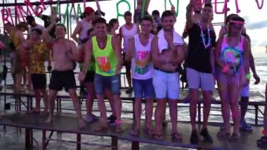 KOH PHANGAN, THAILAND - 21 Şubat 2019: Koh Phangan, Tayland 'da Dolunay partisinde dans eden kızlar ve erkekler. Bu, denize yakın kumsalda bedava girişi olan bedava bir parti.