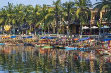 Hoi An, Vietnam - 07 Temmuz 2020: Eski Hoi An, Vietnam 'daki nehir suyunda renkli fenerli ahşap teknelerin görüntüsü