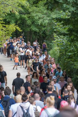 Plitvice Gölleri, Hırvatistan - 30 Ağustos 2021: Elektrikli teknenin Plitvice Gölü, Hırvatistan, Orta Avrupa, seyahat ve doğa kavramını geçmesini bekleyen uzun kuyruk