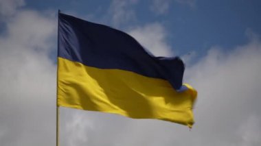 Rüzgarda dalgalanan Ukrayna bayrağı gökyüzü arka planında, yaklaş. Ukrayna ulusal rengi sarı ve mavi