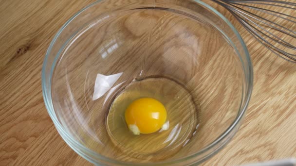 Chef Quebra Três Ovos Uma Tigela Vidro Depois Bate Batê — Vídeo de Stock