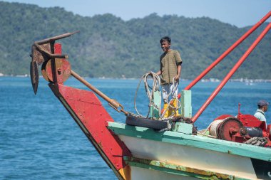 Kota Kinabalu, Malezya - 25 Şubat 2020: Malezyalı bir erkek işçinin Kota Kinabalu, Sabah, Malezya 'daki balıkçı teknesinde portresi