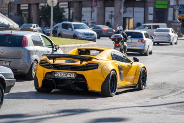 Kyiv, Ukrayna - 15 Ağustos 2020 Kiev Khreshchatyk, Ukrayna 'nın ana caddesinde açık sarı Mclaren yarış arabası ve plaka öğrencisi