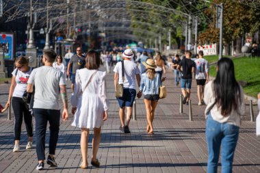 Kiev, Ukrayna - 15 Ağustos 2020: Khreschatyc caddesinde yürüyen insanlar. Khreshchatyk Ukrayna 'nın başkenti Kyiv' in ana caddesidir.