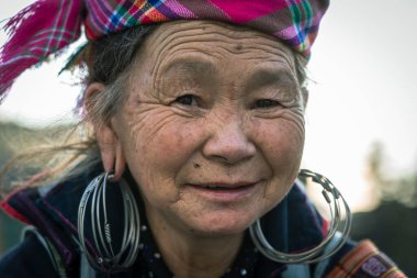 Sapa, Vietnam - Mart 06, 2020: Sapa, Kuzey Vietnam 'daki dağ köyünde Vietnamlı kadın portresi