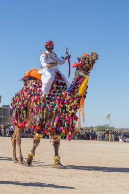 Jaisalmer, Hindistan - 09 Şubat 2017: Geleneksel Rajasthani elbisesi giyen Hintli adam Jaisalmer, Rajasthan 'da Çöl Festivali kapsamında Bay Çöl yarışmasına katıldı. Kapat.
