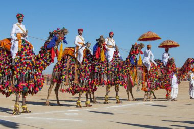 Jaisalmer, Hindistan - 09 Şubat 2017: Geleneksel Rajasthani elbisesi giyen Hintli adam Jaisalmer, Rajasthan 'da Çöl Festivali kapsamında Bay Çöl yarışmasına katıldı. Kapat.
