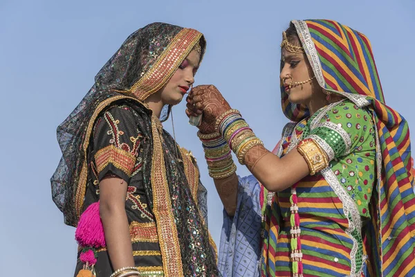 2018年11月16日 印度普什卡 穿着拉贾斯坦邦传统服装的印度女孩参加在印度拉贾斯坦邦普什卡举行的沙漠节 — 图库照片