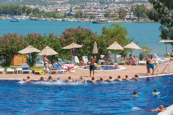ディディム トルコ 2019年9月3日 人々は トルコのディムにあるリゾートホテルの海の隣にあるスイミングプールでエアロビクス 日光浴をします 休暇と娯楽の概念 — ストック写真