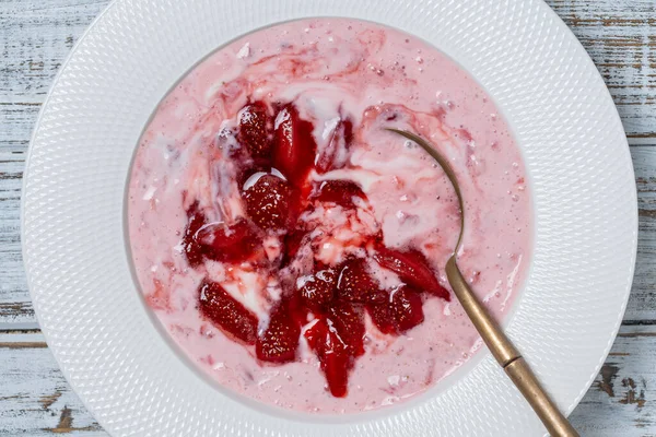 Vit Platta Med Röda Jordgubbar Och Naturlig Yoghurt Ett Träbord — Stockfoto