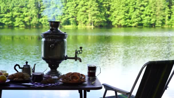 Samovar Chá Metal Vintage Com Fumaça Branca Comida Mesa Perto — Vídeo de Stock