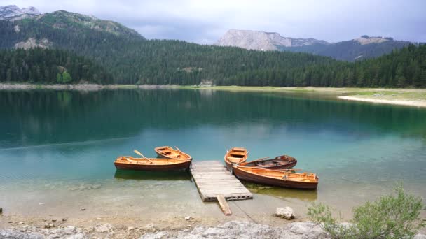 黑山北部的黑湖或Crno Jezero景观 欧洲Zabljak附近Durmitor国家公园黑湖木码头附近的旅游船 — 图库视频影像