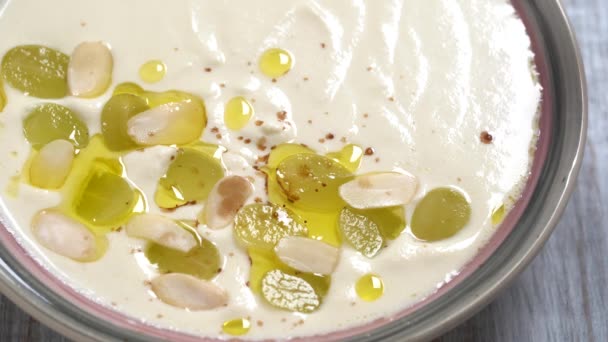 Traditionelles Spanisches Gericht Kalte Suppe Ajo Blanco Oder Ajoblanco Aus — Stockvideo