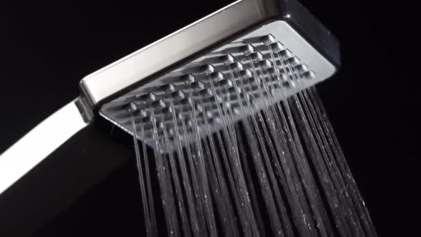 Agua Corriente Desde Cabezal Ducha Baño Con Fondo Negro Concepto — Vídeos de Stock