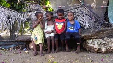 Zanzibar, Tanzanya - 16 Kasım 2019: Zanzibar Adası, Tanzanya, Doğu Afrika 'da bilinmeyen Afrikalı çocuklar