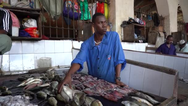 Zanzibar Tanzania November 2019 African Men Prepare Sell Fresh Sea — стоковое видео