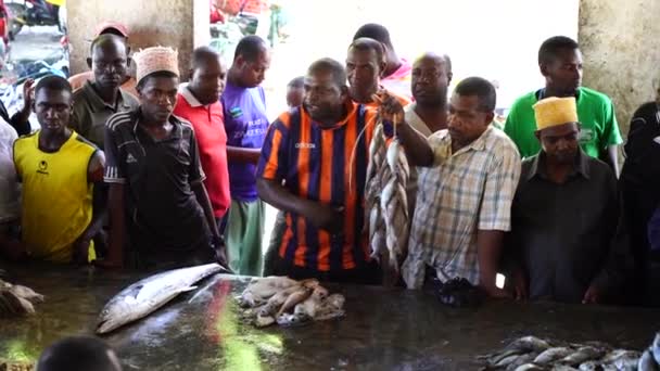 Zanzibar Tanzania Novembre 2019 Gli Uomini Africani Vendono Pesce Mare — Video Stock