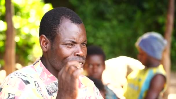 Zanzibar Tanzânia Novembro 2019 Homem Africano Escovando Dentes Usando Caule — Vídeo de Stock