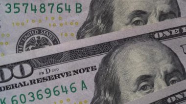 Rotasyon kağıdı parası. Kapatın. Paralı arka plan Amerikan 100 dolarlık banknotlar dönüyor