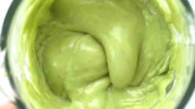 Meyve ve sebzeler sağlıklı yeşil bir smoothie ile harmanlanır. Sağlıklı yaşam tarzı kavramı. Kapatın. Muz dereotlu içecekler, yavaş çekim, üst manzara.