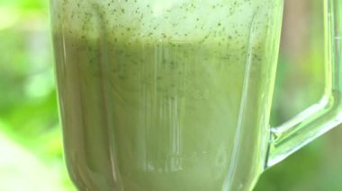 Meyve ve sebzeler sağlıklı yeşil bir smoothie ile harmanlanır. Sağlıklı yaşam tarzı kavramı. Kapatın. Muz dereotlu içecekler.