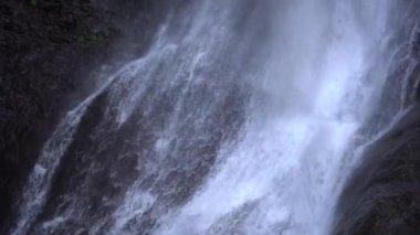Yavaş çekimde dağlarda şelale. Gürcistan, Batumi yakınlarında doğal bir şelale çekilmiştir. 