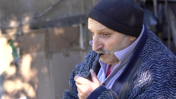 ジョージア州 2018年10月30日 グルジアの老人が路上に座り パイプを喫煙しています Keda ジョージア州バトゥミ近郊の小さな山村 — ストック動画