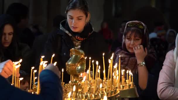 ジョージア州ムツヘタ 2018年10月27日 グルジアの人々はトビリシ近郊の歴史的な町ムツヘタのキリスト教正教会のろうそくを燃やす近くで祈ります — ストック動画