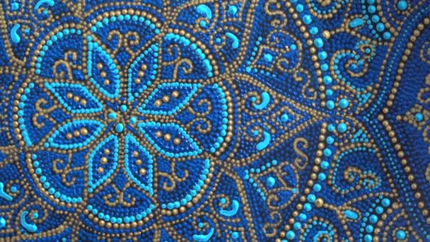 Placa Cerámica Decorativa Con Colores Azul Dorado Placas Pintadas Cerca — Vídeos de Stock