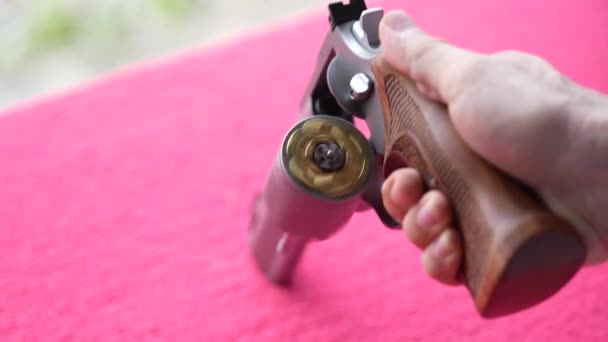 左轮手枪和子弹在手 装有旋转气缸和子弹的转轮手枪或轮式枪 — 图库视频影像