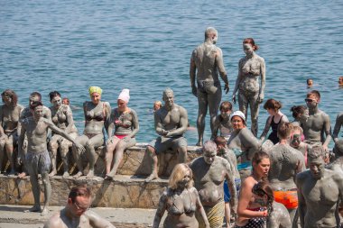Dalyan, Türkiye - 20 Ağustos 2015: Türkiye 'nin Dalyan kentinde insanlar çamur banyosu yapıyor. Çamur banyosu cilt sağlığı için harikadır.