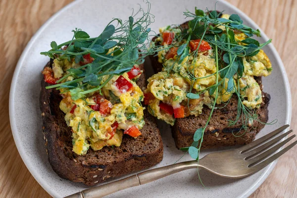 Sandwich Desayuno Por Mañana Con Huevos Revueltos Sándwiches Horno Con —  Fotos de Stock