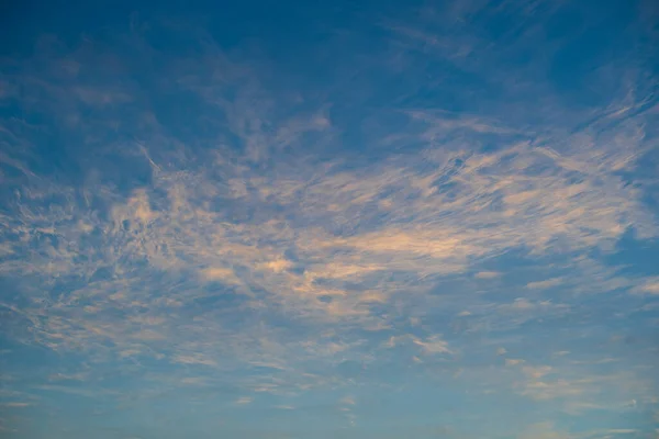 Přirozené Denní Světlo Bílé Mraky Plovoucí Modré Obloze Slunečného Dne — Stock fotografie