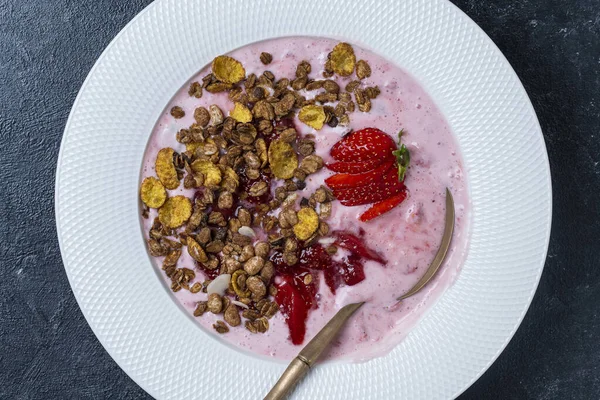 Placa Branca Com Morangos Vermelhos Granola Iogurte Natural Sobre Fundo — Fotografia de Stock