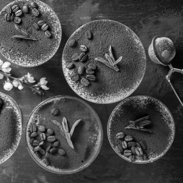 Tradicional Tiramisu Sobremesa Italiana Decorada Com Cacau Grãos Café Hortelã Fotos De Bancos De Imagens