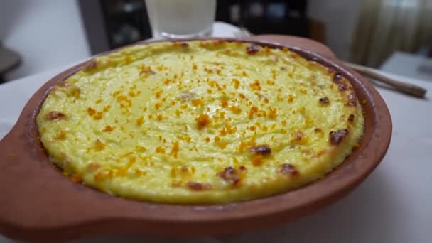 Γλυκό Τυρί Cottage Κατσαρόλα Σταφίδες Και Σιμιγδάλι Στο Τραπέζι Περιστρέφεται — Αρχείο Βίντεο
