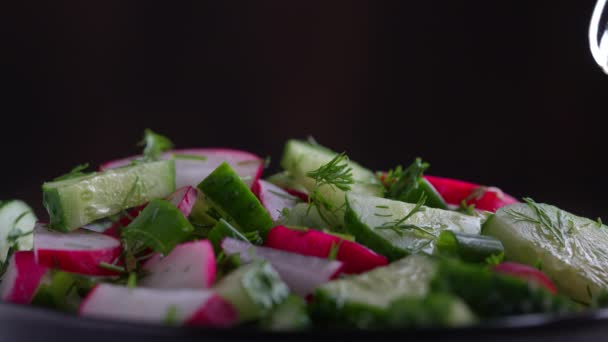 Despeje Azeite Salada Saudável Legumes Frescos Perto Deliciosa Salada Dieta — Vídeo de Stock