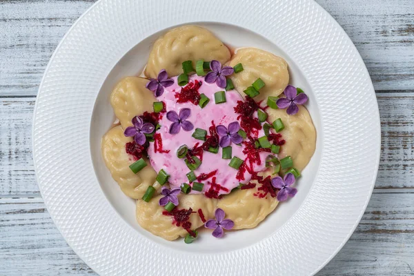 Patates Mantarla Doldurulmuş Iştah Açıcı Hamur Tatlısı Ekşi Kremayla Süslenmiş — Stok fotoğraf