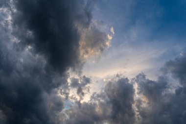 Akşamları, gökyüzünde koyu gri bulutlar uçuşuyor. Bahar günü gün batımında kabarık gri bulutlar