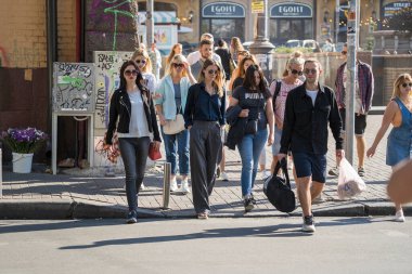 Kiev, Ukrayna - 15 Ağustos 2020 Kiev Khreshhatyk 'in ana caddesini geçen yayalar trafik ışıklarının altında, Ukrayna