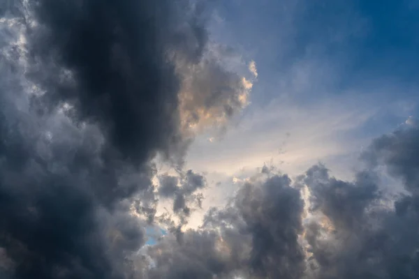 Ввечері Темно Сірі Хмари Літають Небу Пухнасті Пухнасті Сірі Хмари — стокове фото