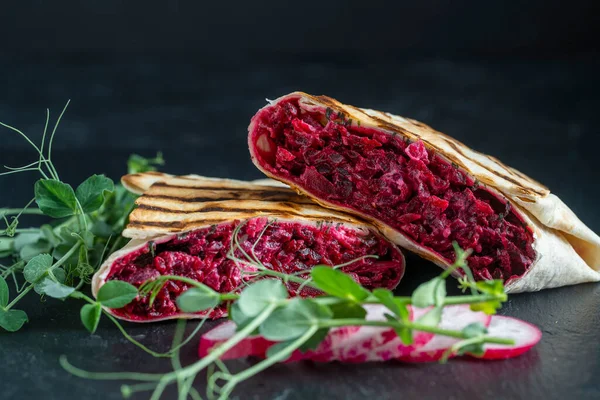 Burrito Vegano Cortado Rodajas Envoltura Alimentos Crudos Con Remolacha Roja Imágenes de stock libres de derechos