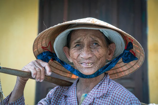 Hoi Vietnam Julio 2020 Anciana Étnica Feliz Con Sombrero Paja Imágenes de stock libres de derechos