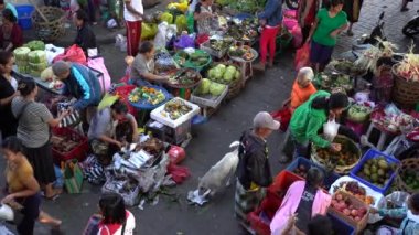 UBUD, BALI, INDONEZYA - 24 Nisan 2019: Endonezyalı fakir insanlar, Endonezya 'nın Bali adasındaki Ubud köyündeki sabah pazarında sağlıklı yiyecek satıyor ve satın alıyorlar. Sabah meyve ve sebze pazarı