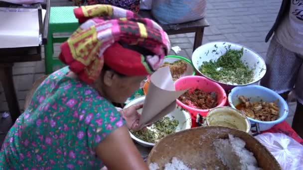Ubud Bali Indonesia April 2019 인도네시아 발리의 마을에서 시장에서 음식을 — 비디오